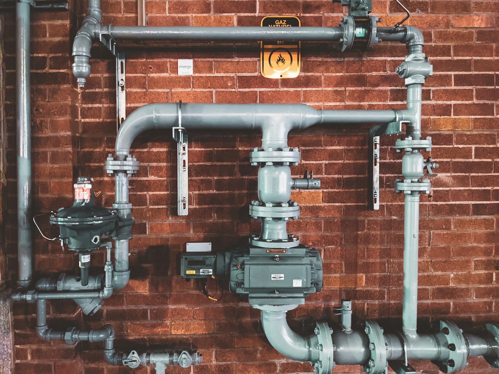 Pipe manifold with valves